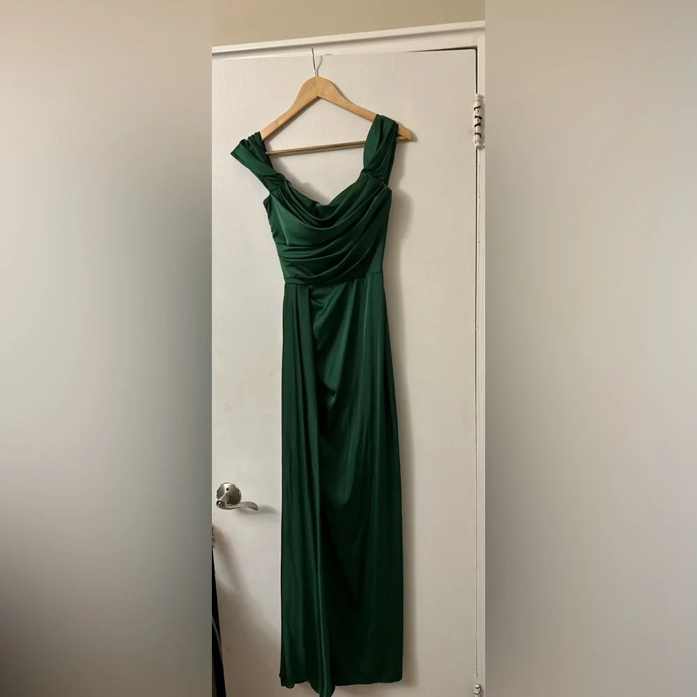Elegant Green Long Dress - Picture 2 of 3